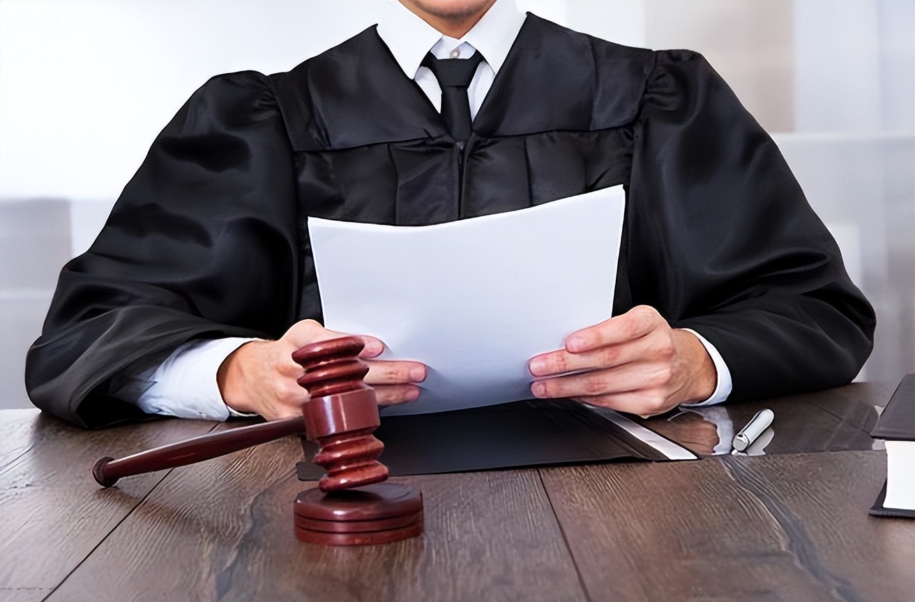 39岁女子被女法官抓伤面部,法官被抓伤