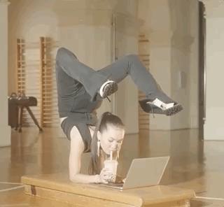 辣妹最爱的亚历山大王变了！时尚的尽头是快手？