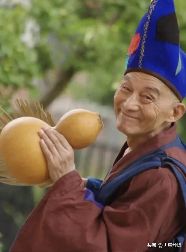 胡歌为老戏骨游本昌济公老师颁奖,胡歌致敬游本昌造型