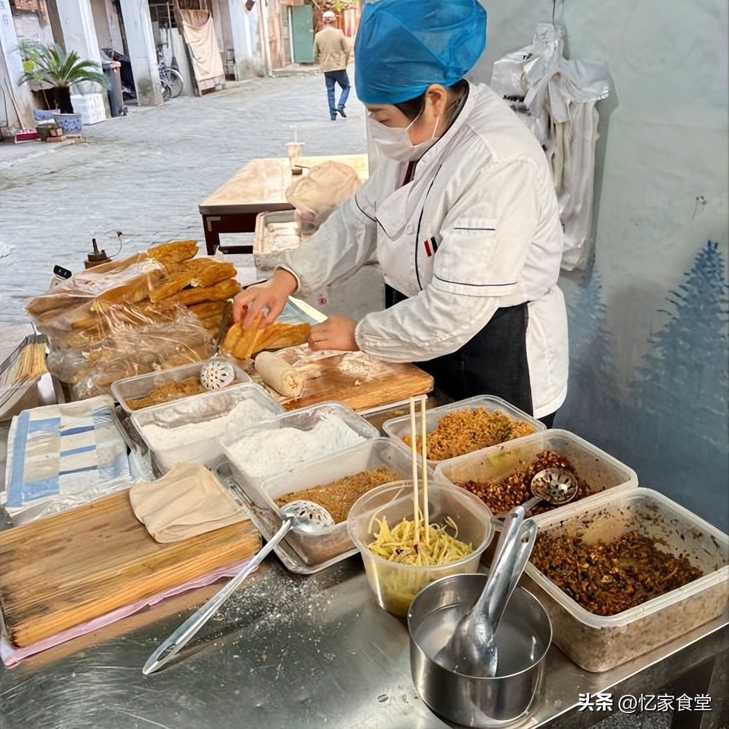 山西小伙来武汉，在路边点了一份早餐：原谅我没见过世面，吃不下