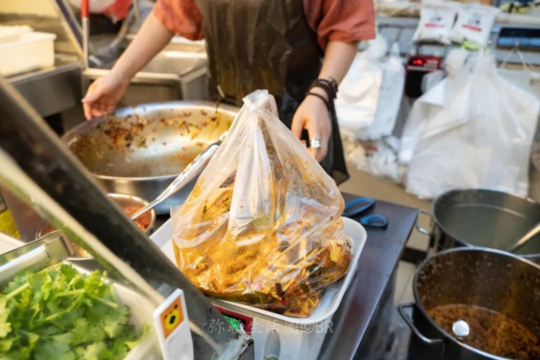 红河州有个“凉菜西施”，4㎡的小摊火了15年，一个月能卖10吨菜