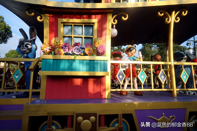 周末白相里的一张床、一群朋友、暴走于迪士尼乐园