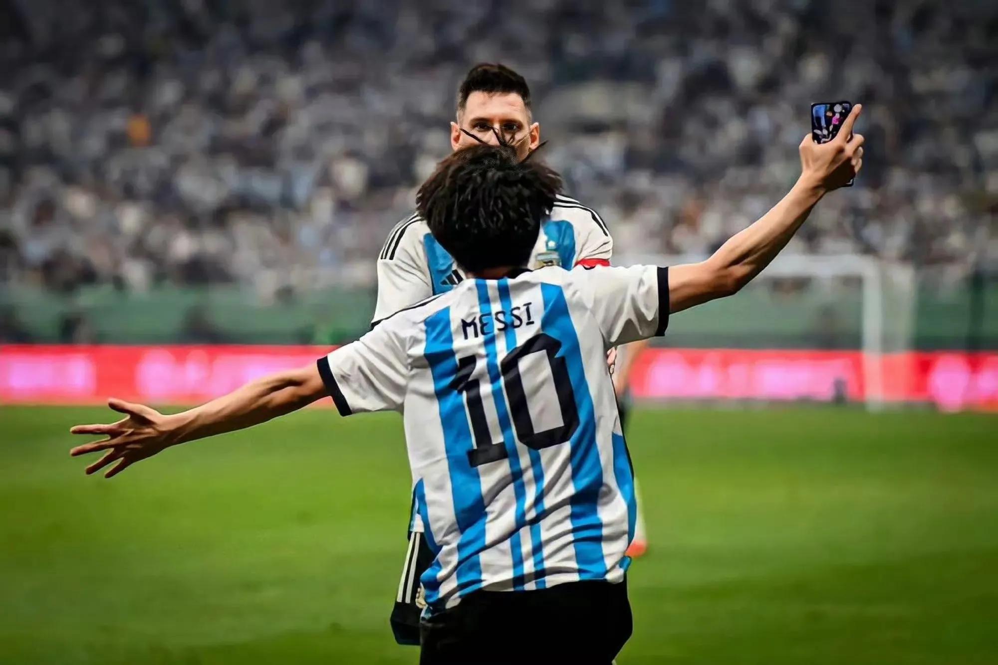 梅西给小球迷签名,梅西给小球迷签名球衣