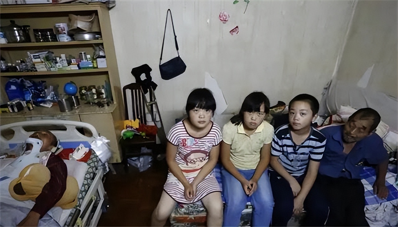 2015年，安徽女孩上街“扮牛”让人骑5元一次，背后隐情催人泪下