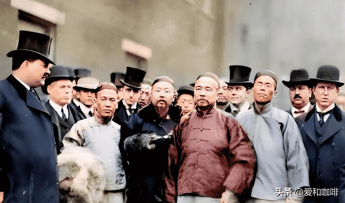 30张老照片再现！变态的纳粹，逼犹太人女人脱衣，集体*杀屠**