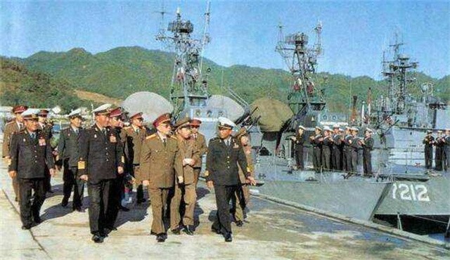 1982年，海军水兵左手敬军礼，*华清刘**看后气得欲砸电视