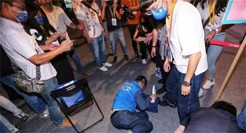 国民*党**大会上多人互殴，曾在大陆任职的台商徐正文被*倒打**在地