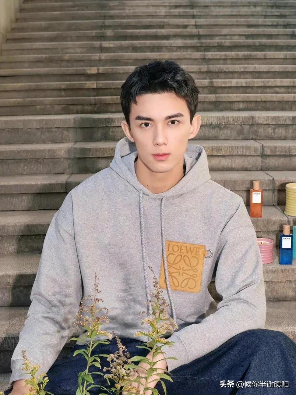 最近任嘉伦王一博撞衫,王一博和任嘉伦同框图