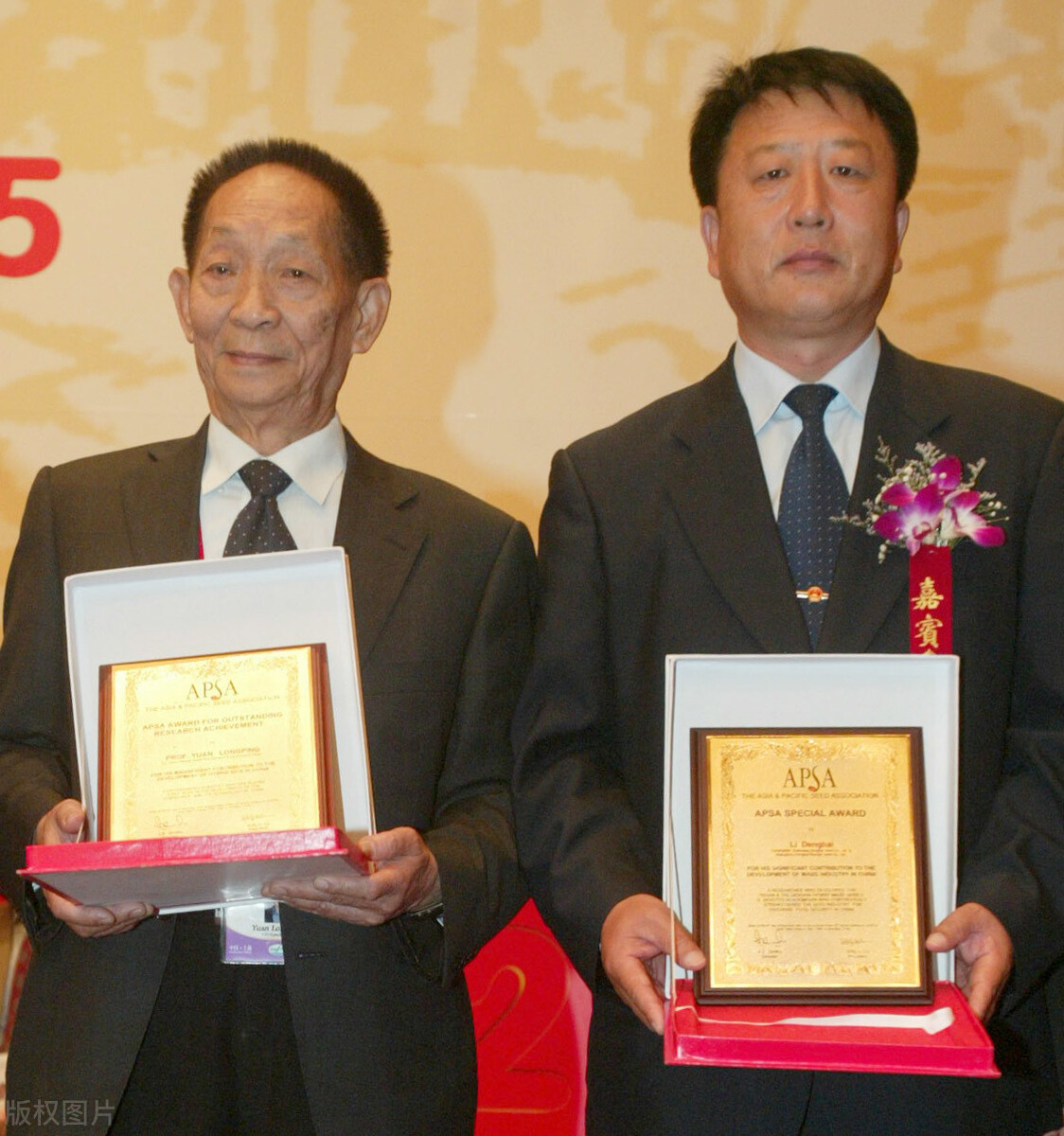 初中毕业的庄稼汉，成为十几亿资产公司的董事长，还是觉得大葱蘸酱最好吃