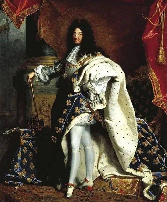 为什么女裤上有一个蝴蝶结,女生的裤子为什么都有一个扣子