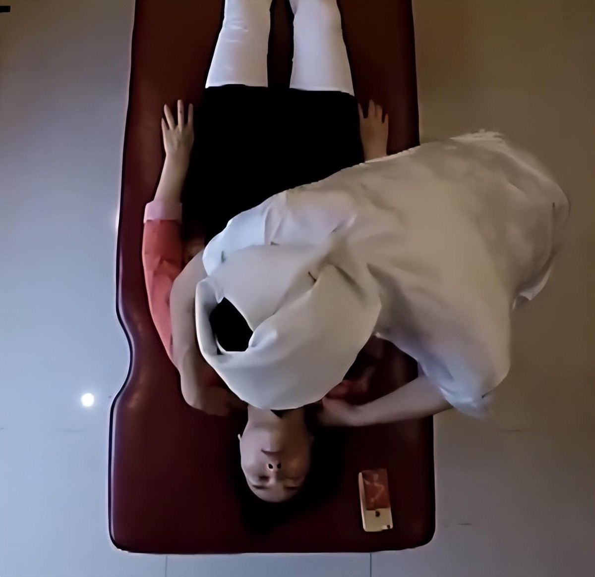 儿子帮妈妈按摩肩颈,儿子帮妈妈按摩背部