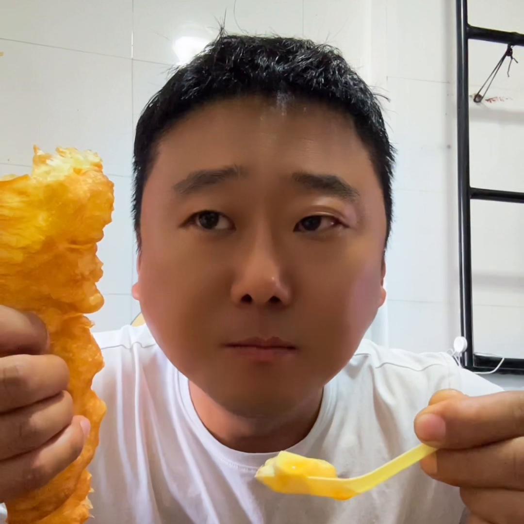 油条推荐，老教委家属楼下和第四小学路口小吃车，一早上吃...