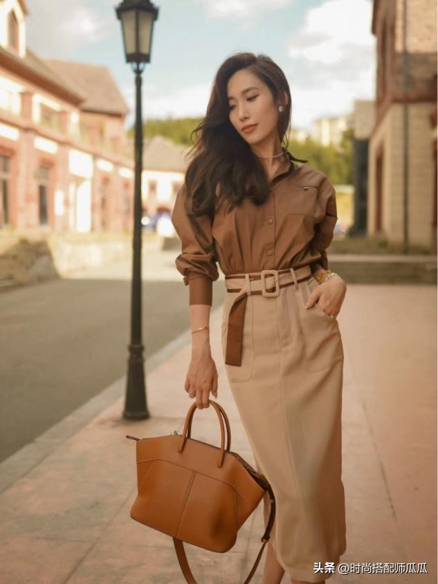 皮肤灰的女生穿什么显白,黑白灰女生穿什么颜色好看