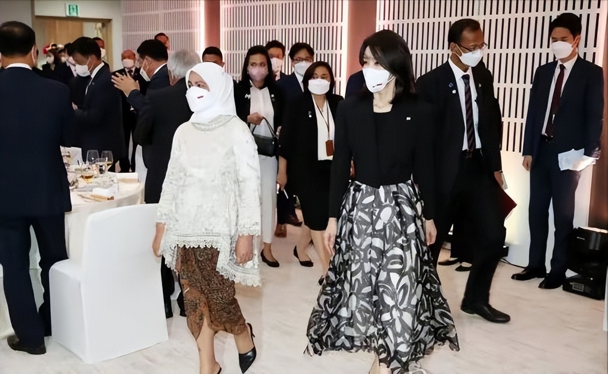 闊╁浗澶汉绌胯亴涓氬瑁呰姘斿満鍏ㄥ紑,闊╁浗绗竴澶汉绌胯タ瑁呴厤缁胯壊琛～