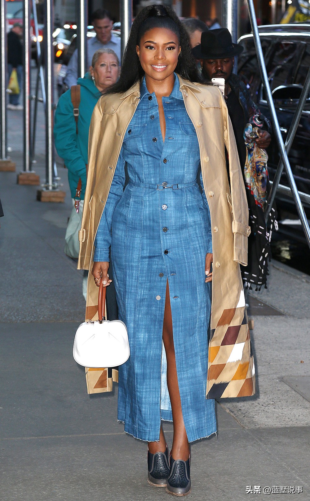 美国女星街拍牛仔裤,美国女明星复古蓝色牛仔外套搭配