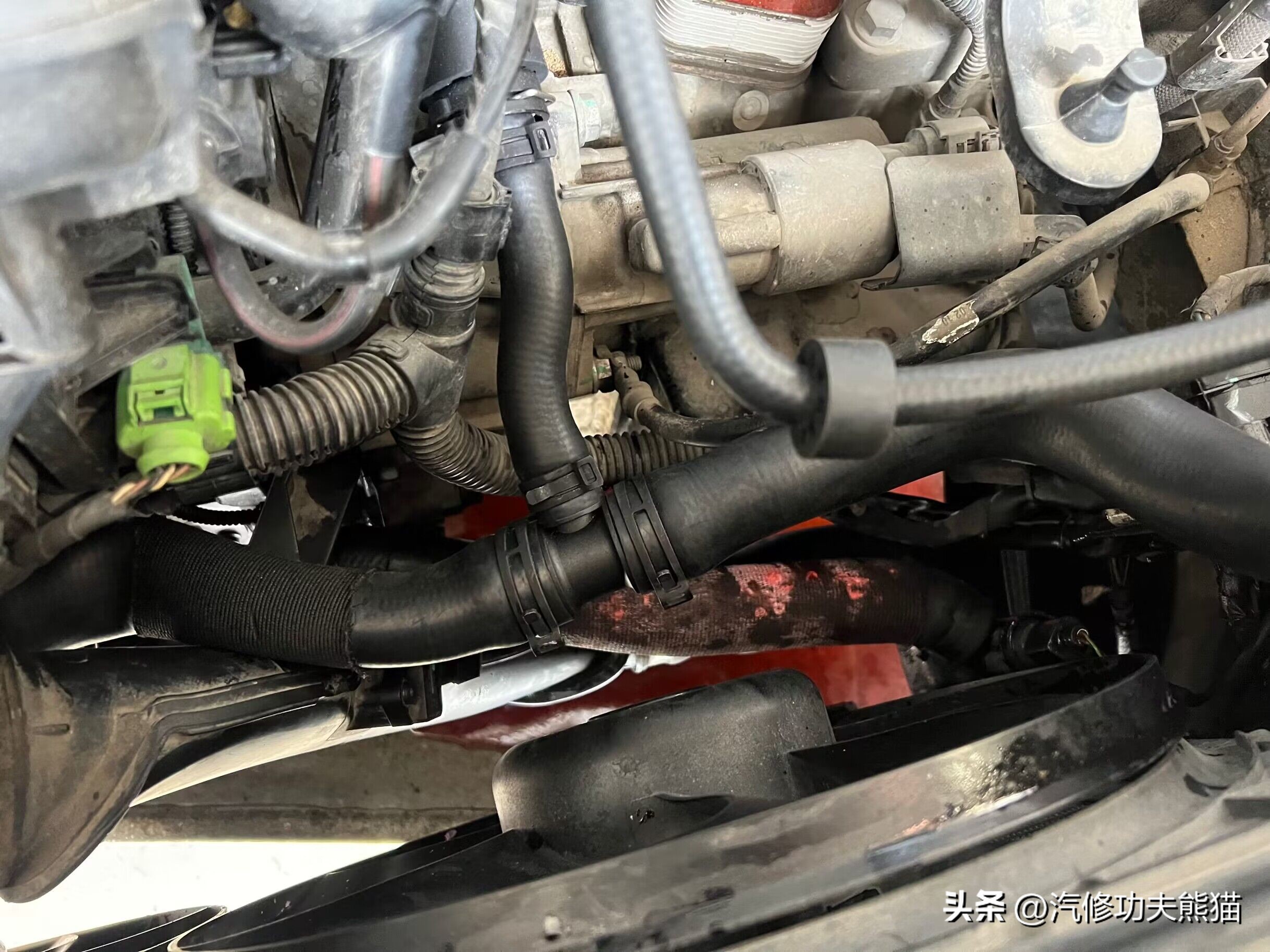 大众迈腾发动机漏油漏水吗,迈腾b72.0t发动机侧面漏油