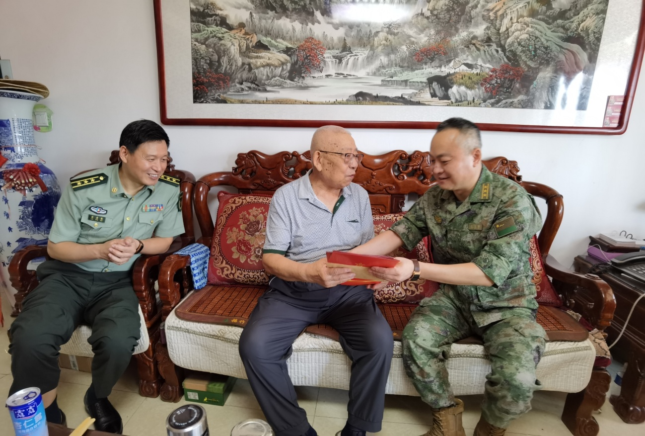 致敬革命老兵赓续红色血脉——河北省军区石家庄一所组织“八一”走访慰问老干部活动