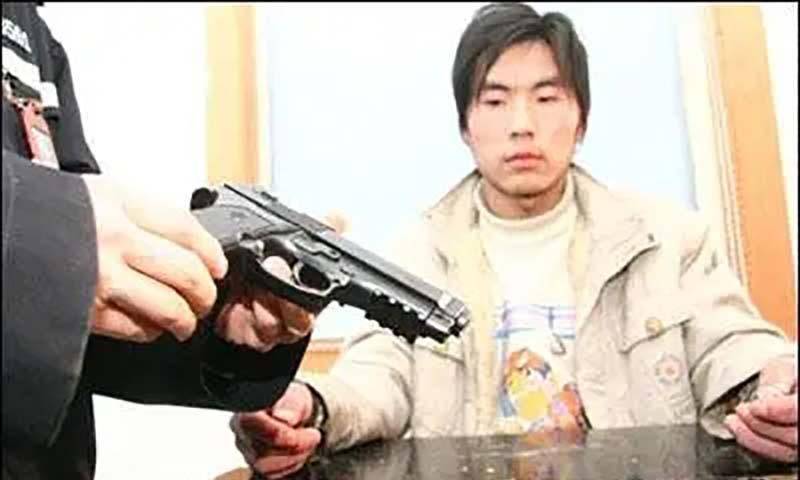 18岁小伙网购24把仿真枪被判无期！哭诉：局长藏20把真枪才判3年