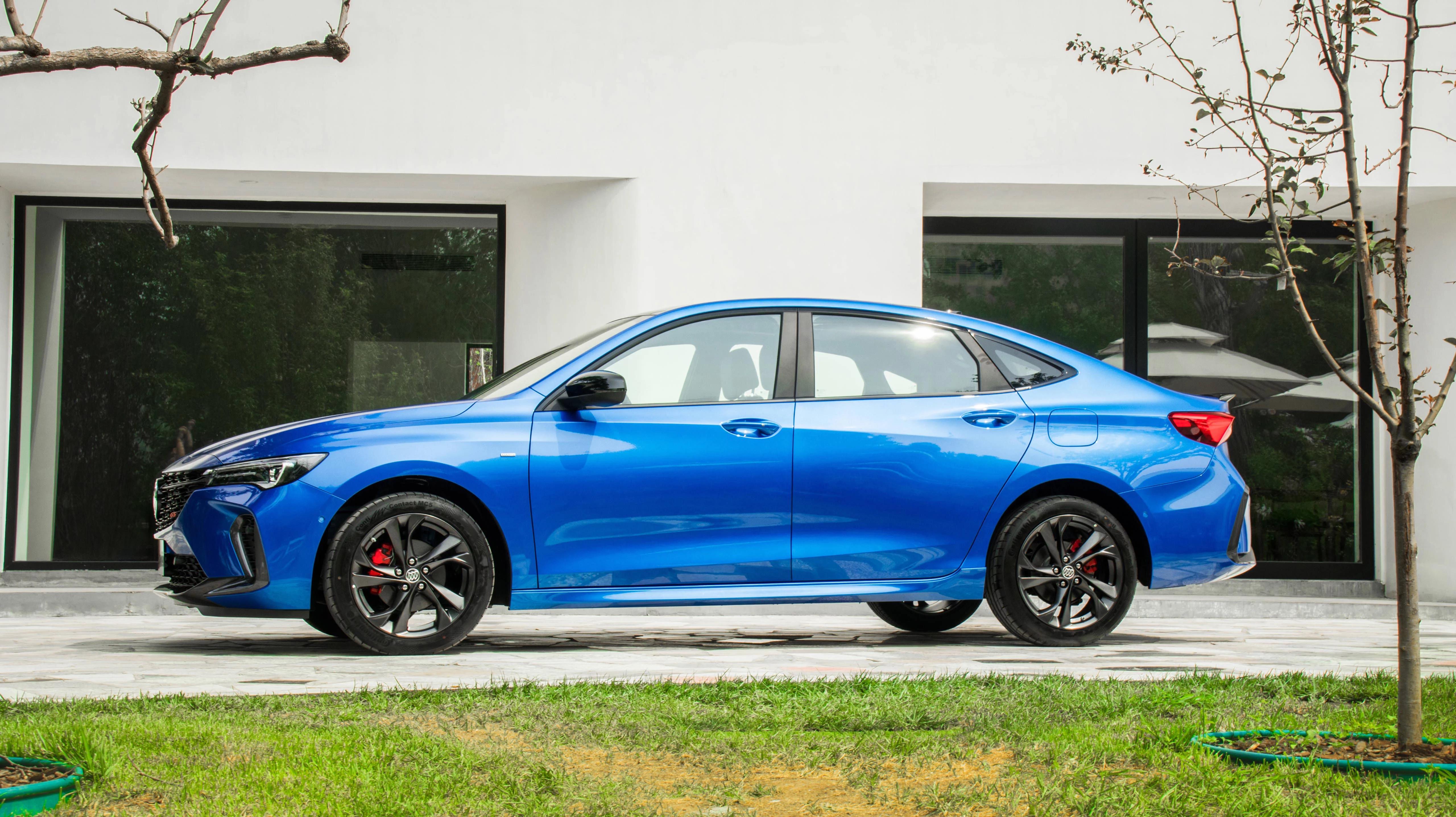 别克威朗ProGS，外观挺不错的，颜色是宝蓝色我很喜欢