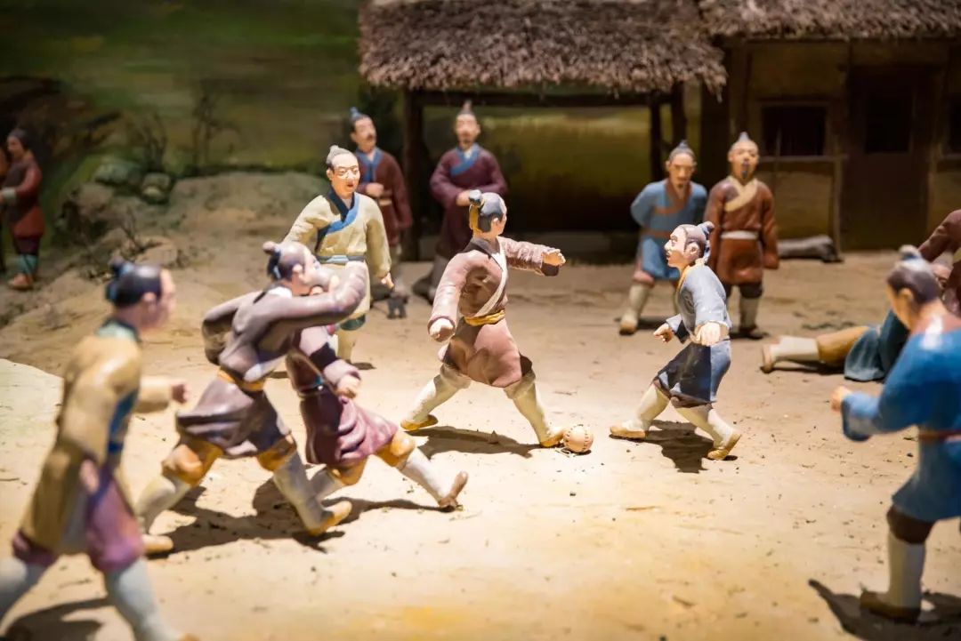 足球与中国的蹴鞠有什么关系,古代中国人蹴鞠很厉害吗