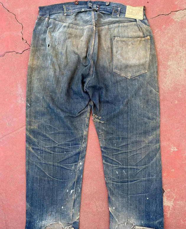 140年前标有*华反**口号的牛仔裤55万元售出，网友：欠中国一个道歉