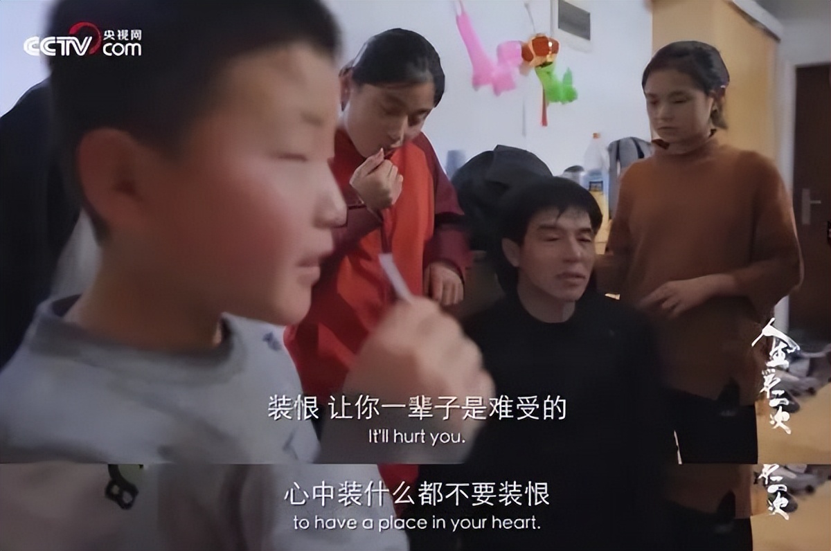 鞍山体育老师收养47个孩子,46岁体育教师收养120多个孩子