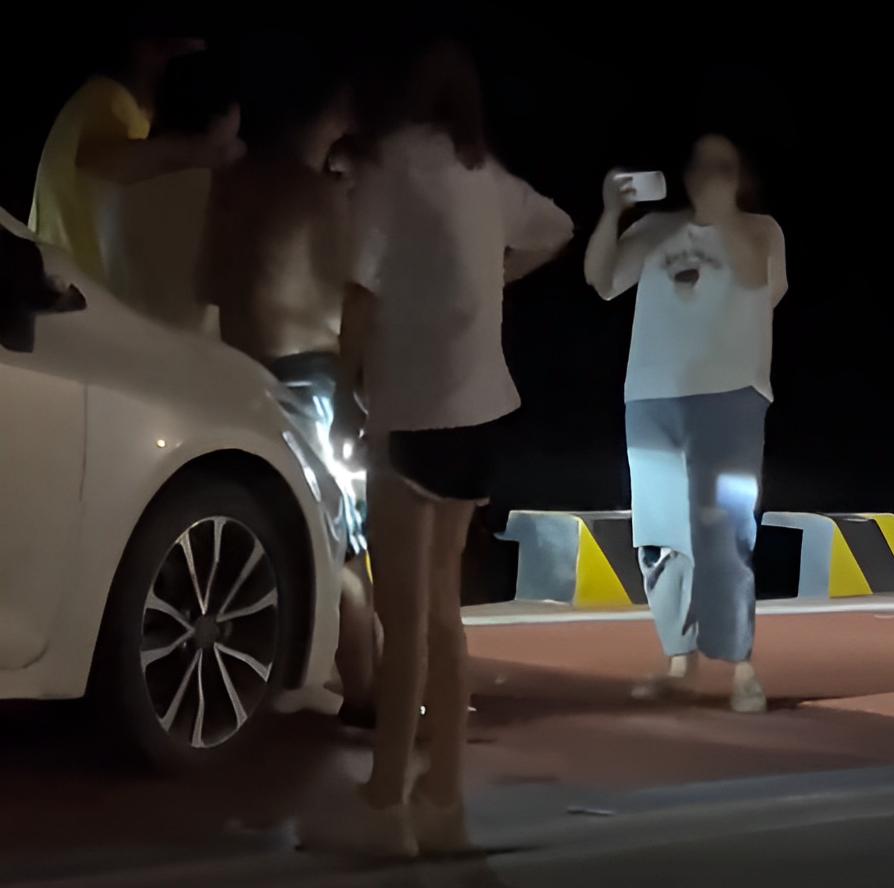 两女子为争男友大打出手韩剧,两女子为争抢男友决斗