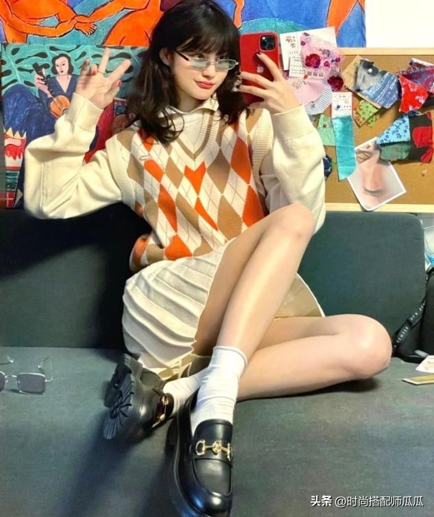 扔掉你的小白鞋吧,过时了!满街都是“乐福鞋+短袜”,特洋气