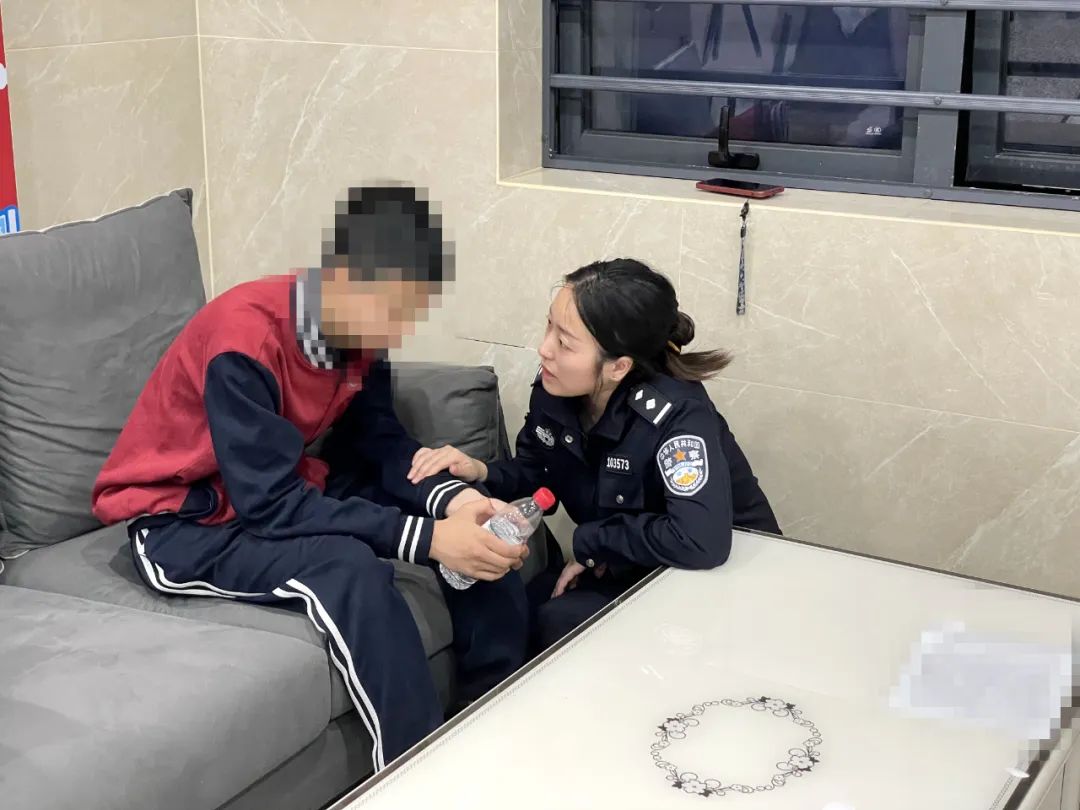 男孩走进临澧县公安局：“姐姐，WiFi密码是多少呀？”