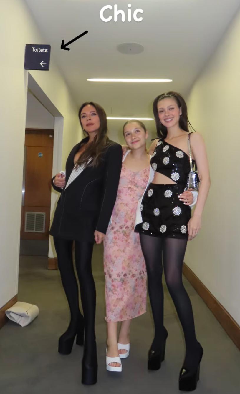 贝克汉姆搂着女儿小七看秀,贝克汉姆小七和妈妈秀场合影