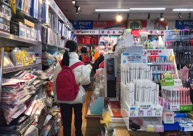小学门口文具店售低俗贴纸引热议,小学文具店发现低俗挂件