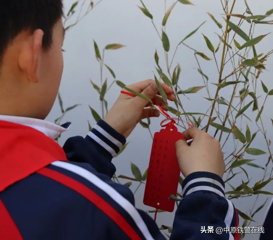拥抱春天播种希望植树节手抄报,植树节拥抱春天播种梦想主题班会