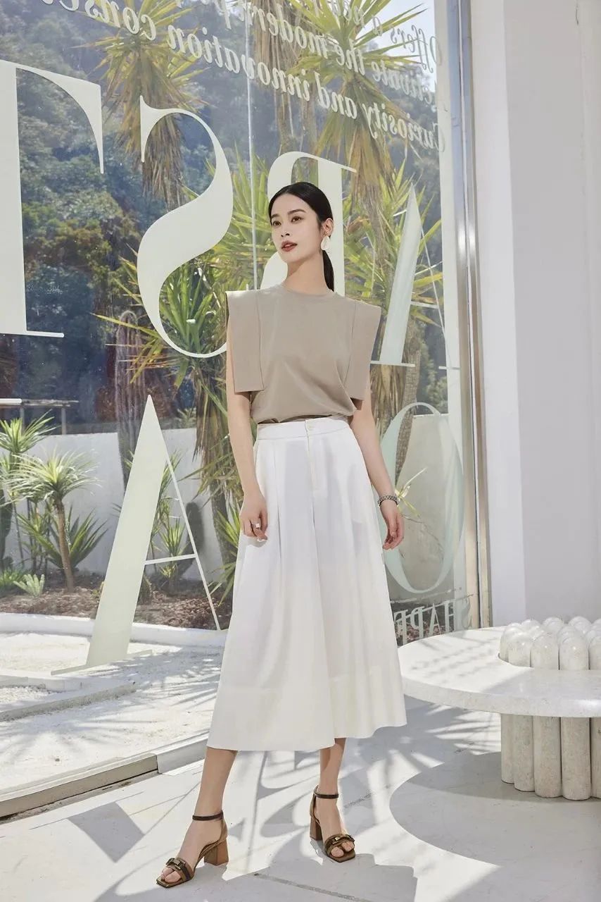 不费力不讨好的大女人穿搭，一条阔腿裤就帮你实现，穿出飒爽大气