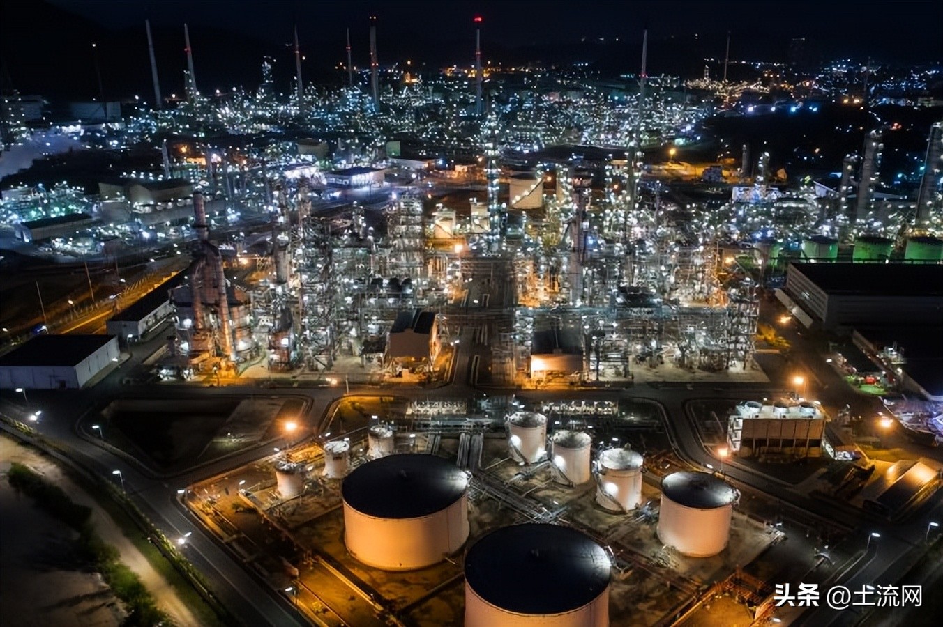 沙特是一个国家还是一个城市,沙特首都跟迪拜是一个国家吗