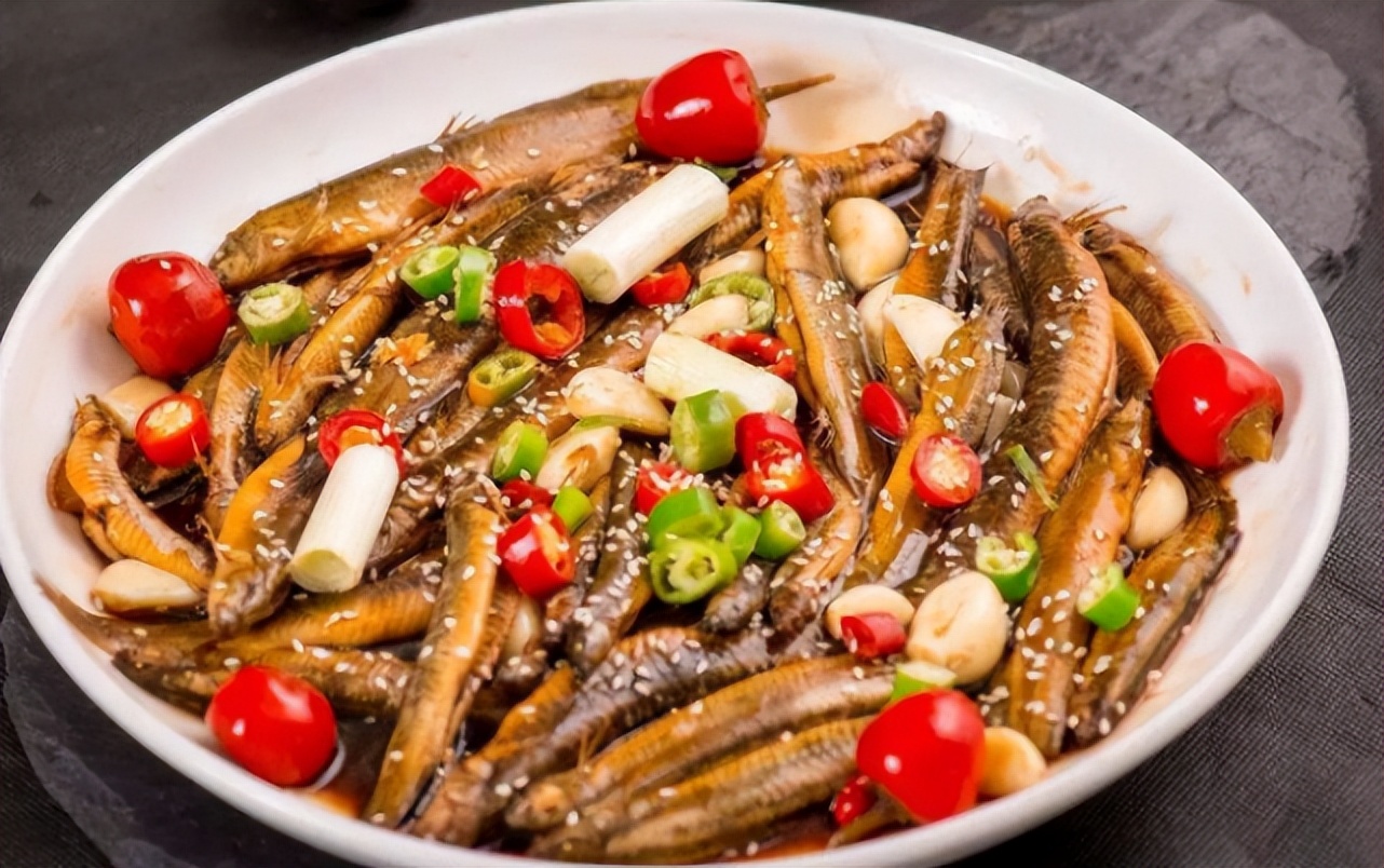 被误解的泥鳅，过去嫌脏拿来喂鸭，现在半斤15元，连内脏也能吃