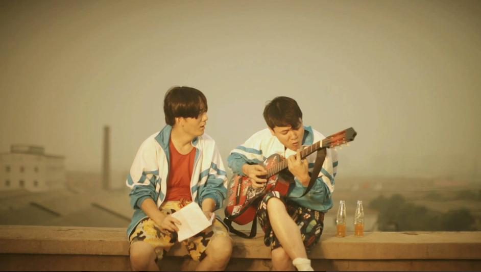 昔日爆红组合街头卖唱,曾经红极一时现在却卖唱的歌手