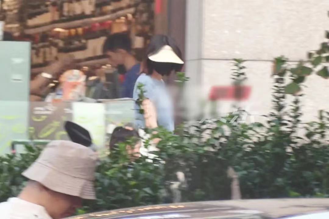 高圆圆超萌女儿正脸曝光,高圆圆和她的女儿探班赵又廷