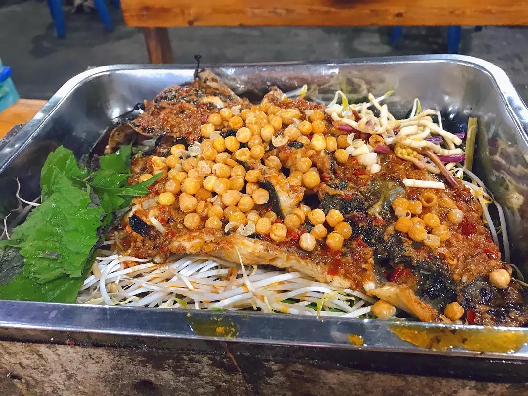 柳州10元一碗粉多菜,柳州最多配菜的螺蛳粉