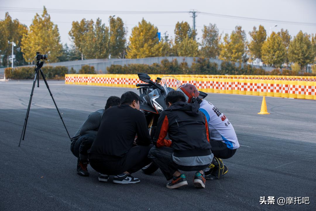 摩托车轮胎300-18和9090-18通用吗,摩托车轮胎选择哪种比较好