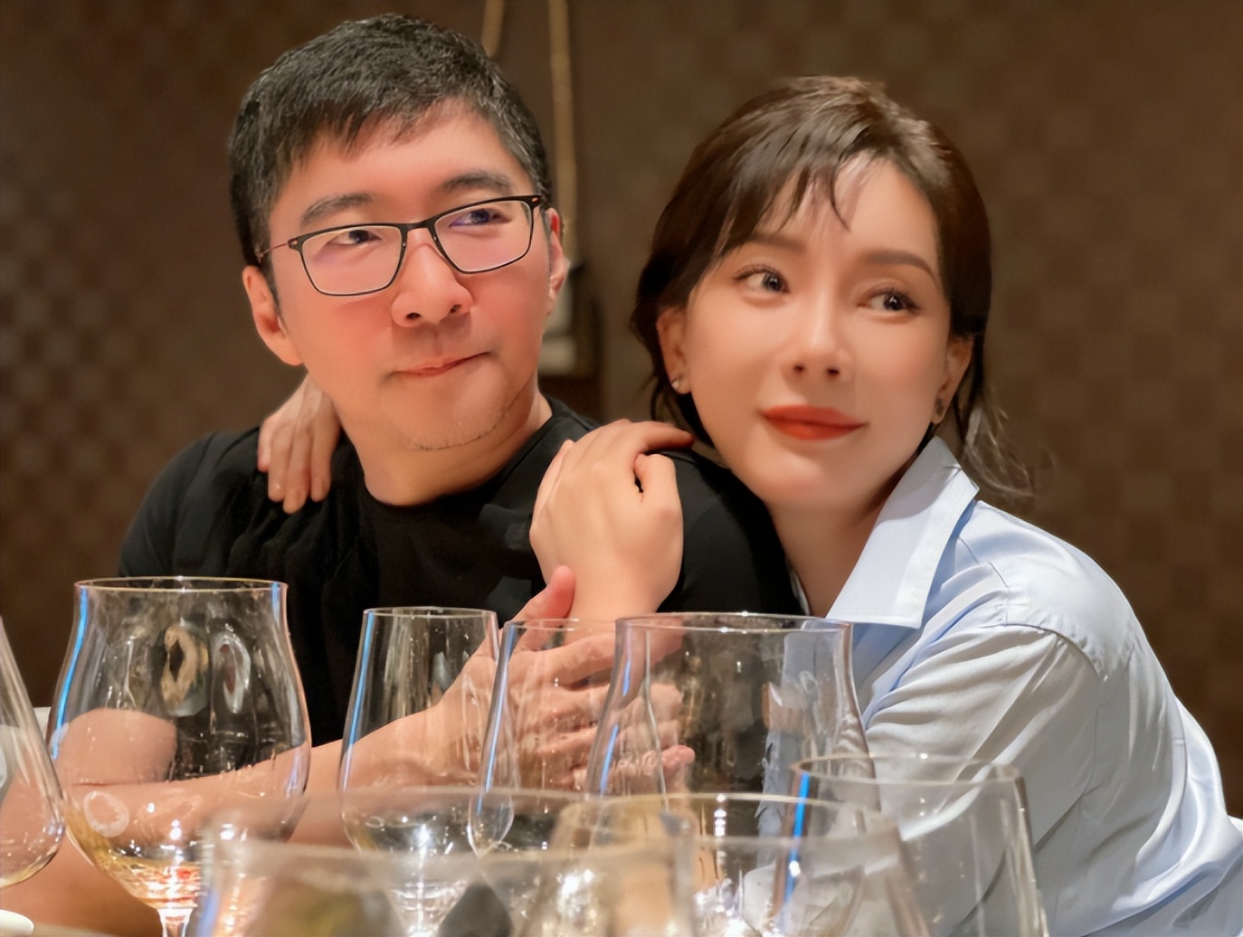 陈数夫妇同框秀恩爱,陈数和老公同台活动