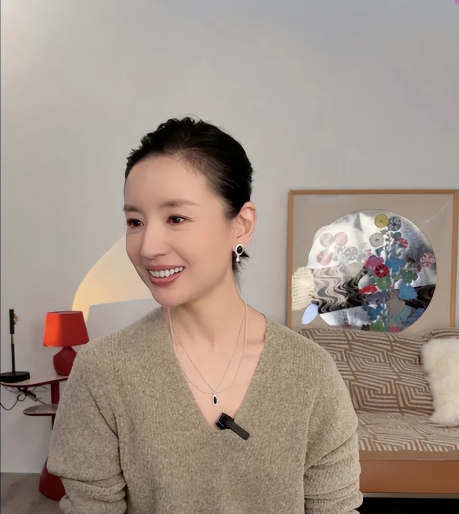 董洁身穿瑜伽裤亮相直播间,43岁董洁穿瑜伽服直播带货视频