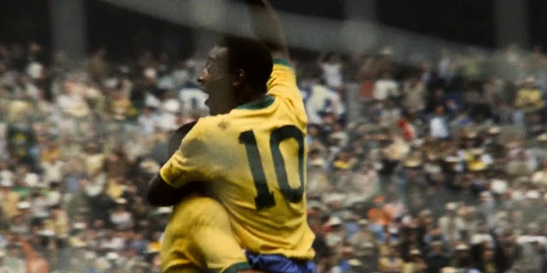 从光脚踢布条缠成的足球到成为球王，我用这部7.7分的电影缅怀他