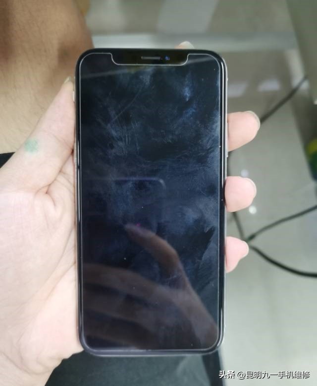 苹果手机进水黑屏了怎么办,手机进水黑屏了但是有声音怎么办