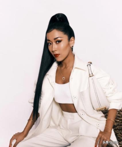 法棍包接班人？Fendi全新出的这款腋下包到底怎么样？