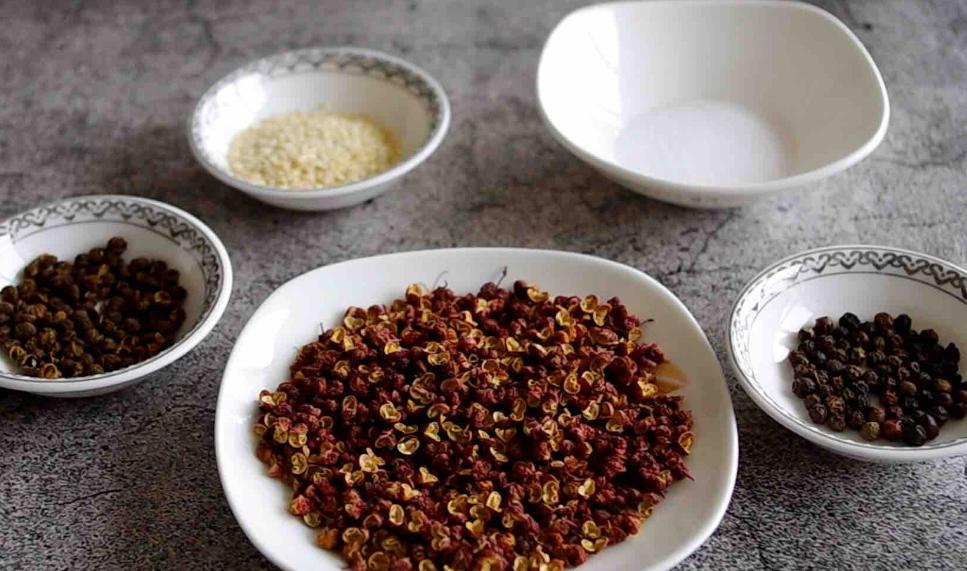 太欺负人了!食堂里有7两花椒“过期了”，罚款6.5万元!