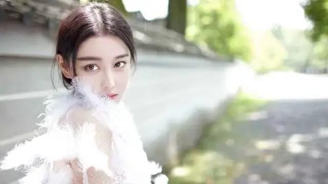 张馨予红色旗袍曼妙身姿,张馨予红色旗袍秀曼妙身姿