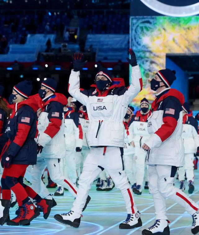 北京冬奥会开幕式羽绒服盘点,中国队穿的大衣到底是什么来头?