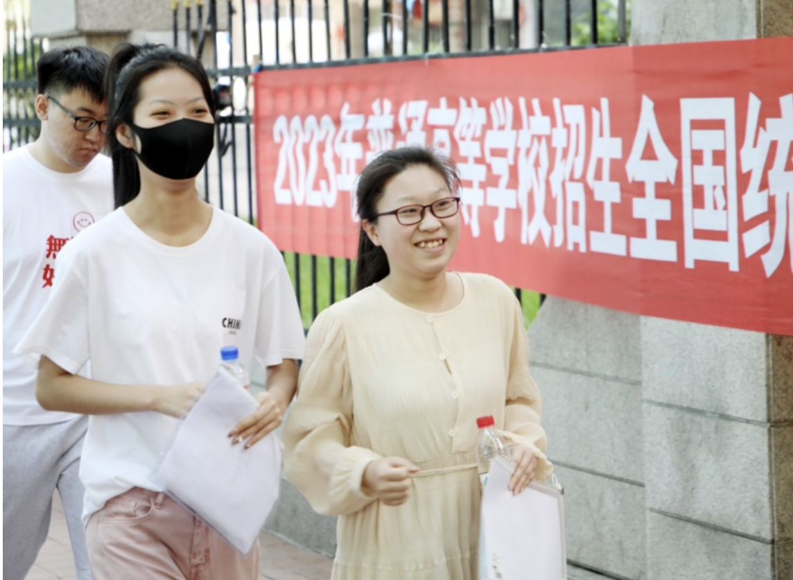 高考进行时这些画面令人动容,今天高考加油的图片