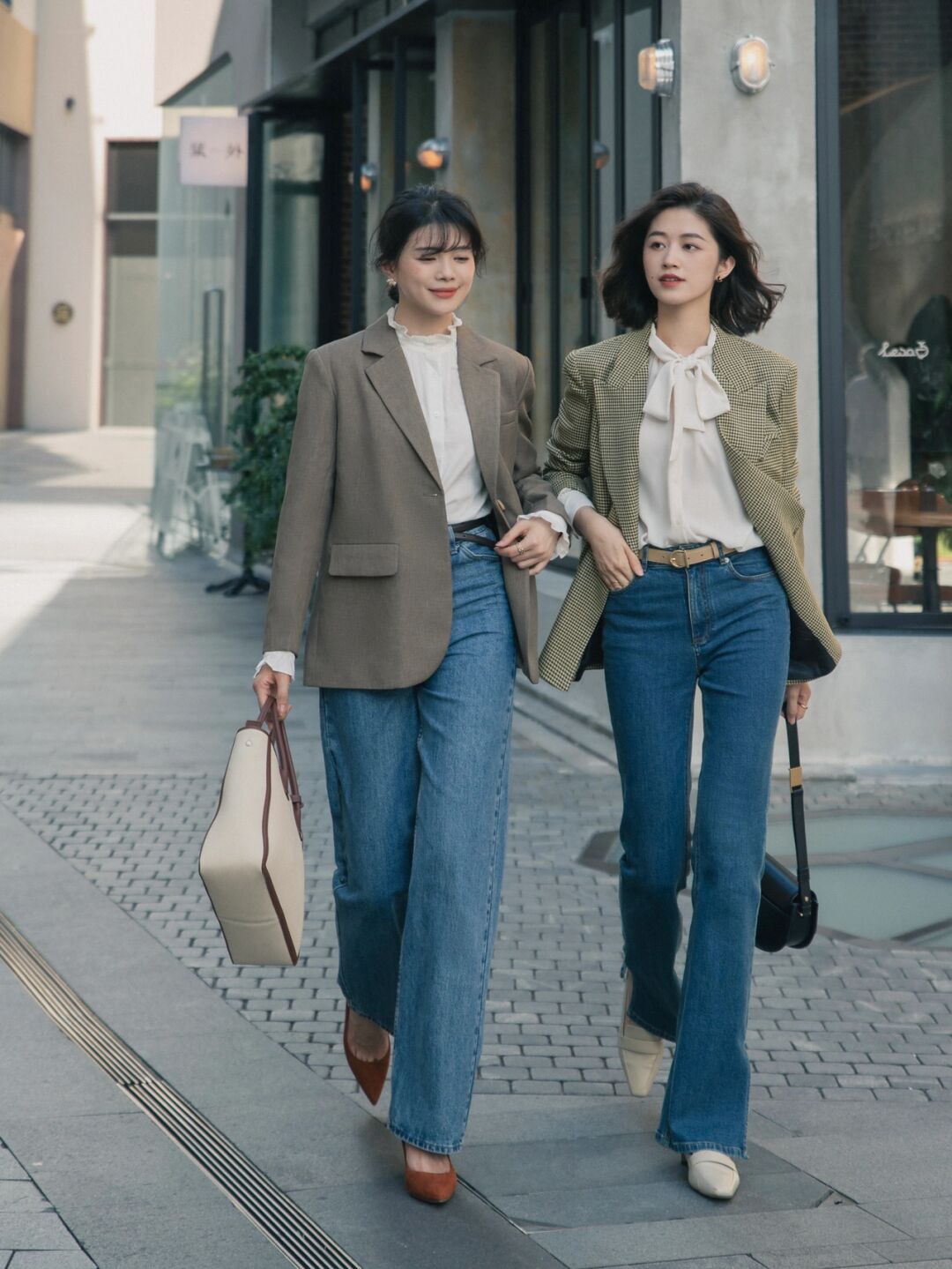 早春牛仔裤穿搭时尚感,春季搭配阔腿牛仔裤的上衣推荐