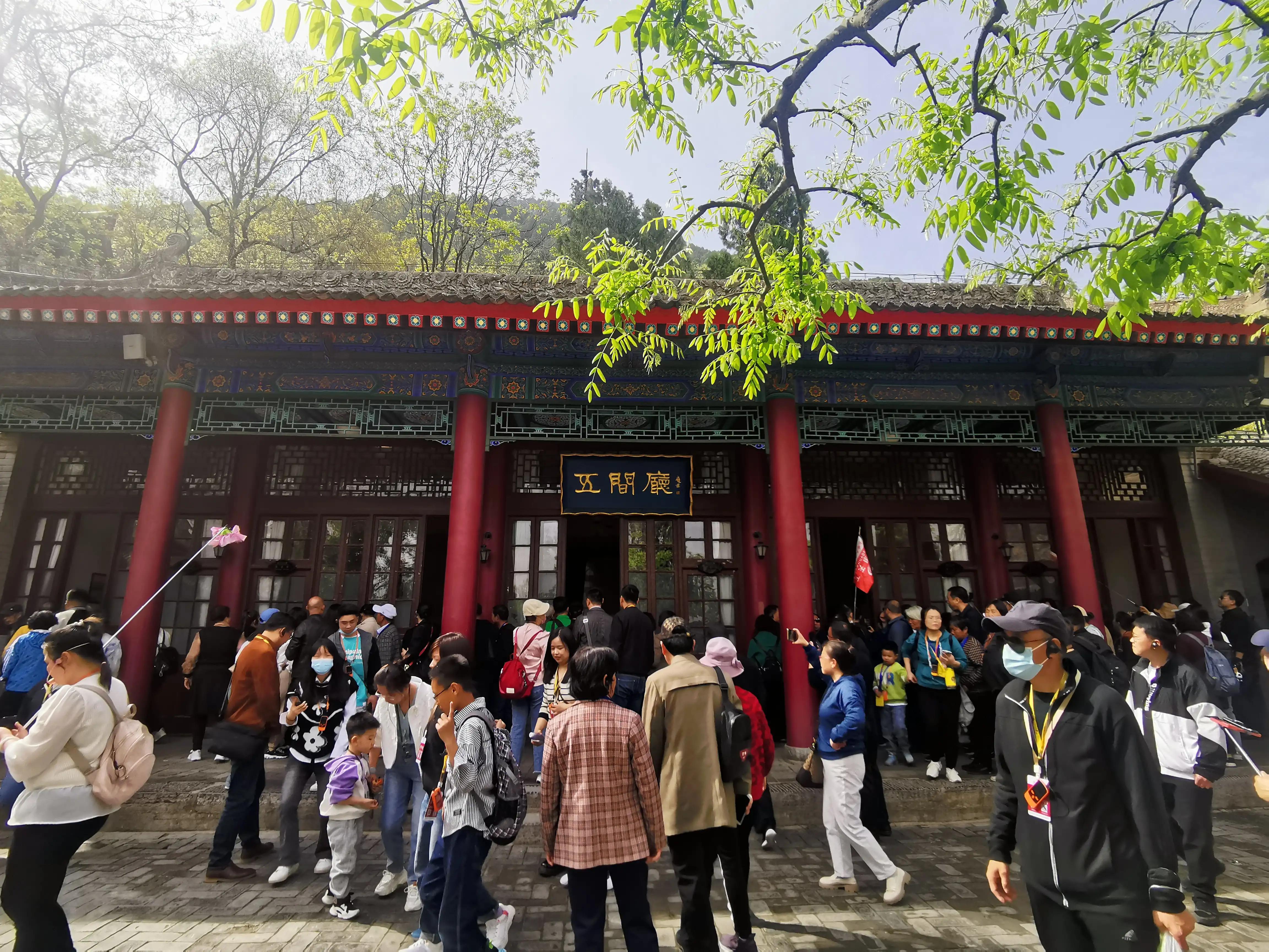 华清池温泉水滑洗凝脂,春寒赐浴华清池温泉水滑洗凝脂